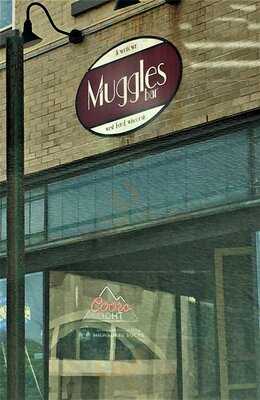 Muggles Bar, West Bend