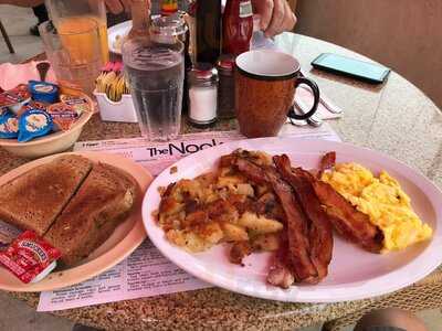 The Nook Breakfast Spot, Lomita