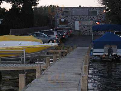 Doc's Dry Dock, Pewaukee