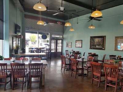 Um's Corner Cafe, Pineville