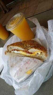 Bruegger's Bagels, Avon