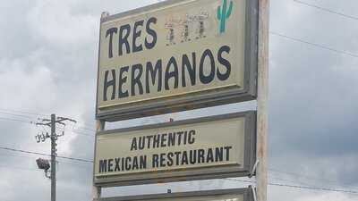 Tres Hermanos, Livingston