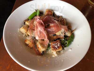 Henni's Kitchen & Bar