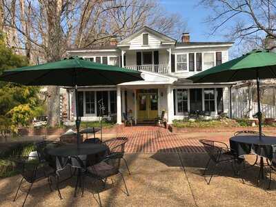 Lolas farmhouse bistro