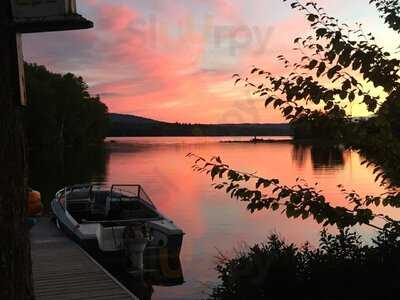 The Lakeshore House - Lodge & Pub, Monson