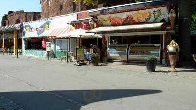 Almas Terrasse & Hulen