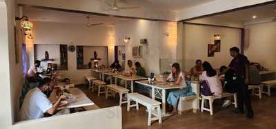 Alice In Gaya Cafe & Bistro