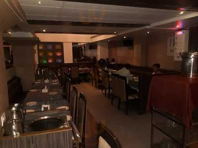 Ratna Family Restaurant & Bar