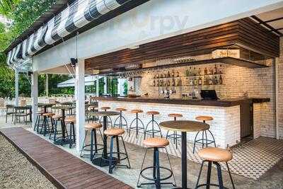 Middle Rock Garden Bar