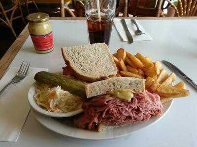 Montreal Delicatessen & Family