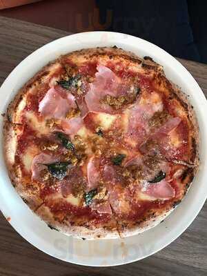 Famoso Neapolitan Pizzeria