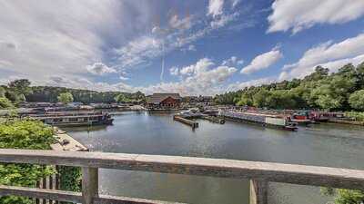 Lock & Quay Bar & Restaurant