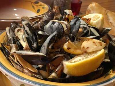 Gigi Bakery Tea Room & Seafood Restaurant