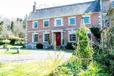 Restaurant At Rollestone Manor