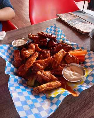 Wingman Wings & Beer & Sports