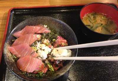 まぐろユッケ丼と定食 三崎屋