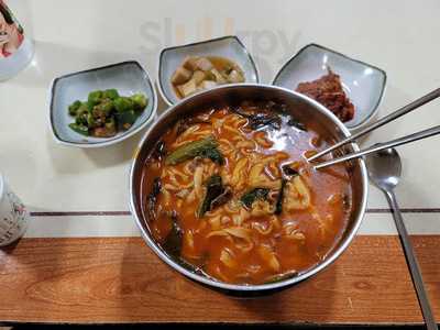 신촌얼큰이칼국수 두류점