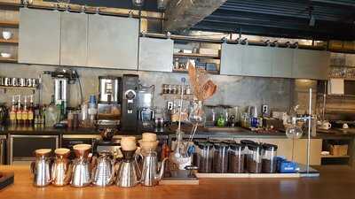 애브리씽벗더히어로