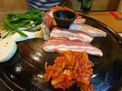 솥뚜껑생삼겹살식당