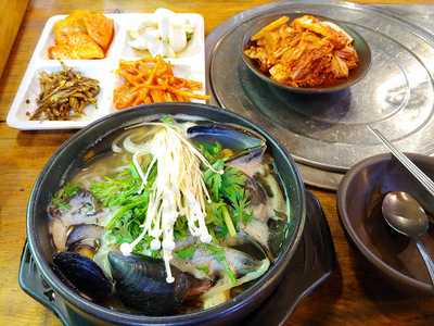 뚝배기황태칼국수