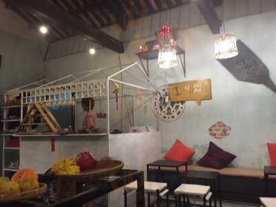 Tiệm Cà Phê Phai Phố