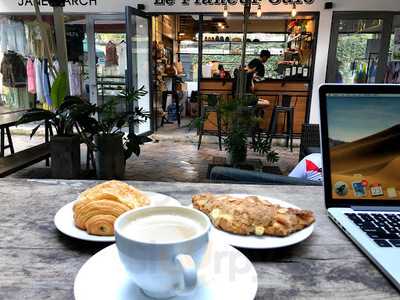 Le Flaneur Artisan Coffee & Cakes