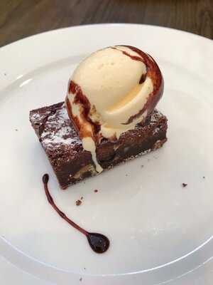 Sing Woo Road Bar & Grill