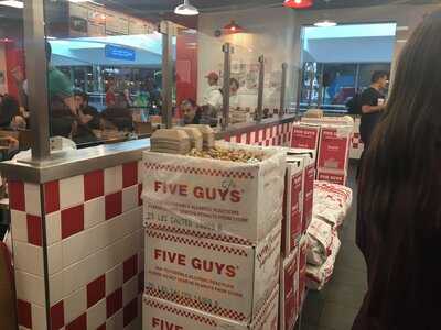 ‪five Guys‬