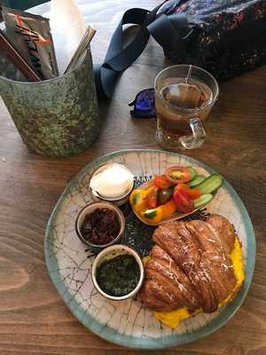 Brekkie Croissant & Cookie