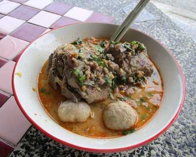 ร้านก๋วยเตี๋ยวต้มยำกระดูก นายต้อง