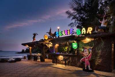 Selfie Bar & Restaurant