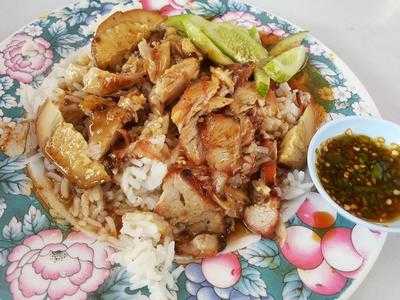 ข้าวหมูแดงหมูกรอบ หงษ์หยก