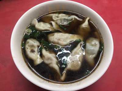 何牛肉麵店