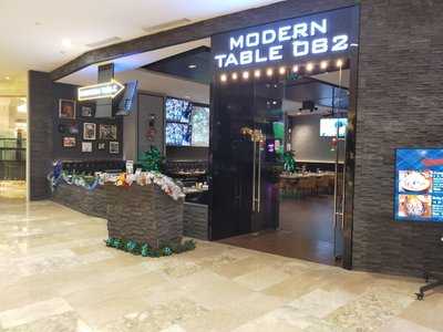 Modern Table 082