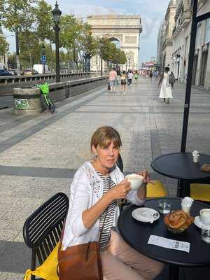 Café Joyeux Champs-élysées, Paris