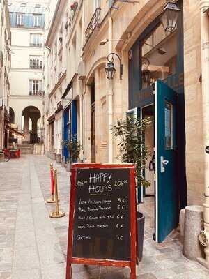 L'hirondelle, Paris