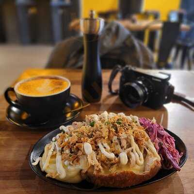 Kumpi - Next Level Baked Potatoes (cheesy Jacket Potatoes)