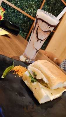 Vadapav Junction Cafe