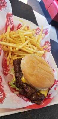 Freddy's Frozen Custard & Steakburgers, Saint Cloud