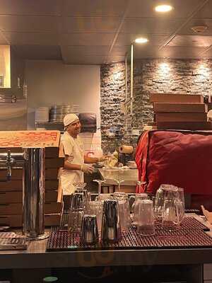 Max And Leo's Artisan Pizza