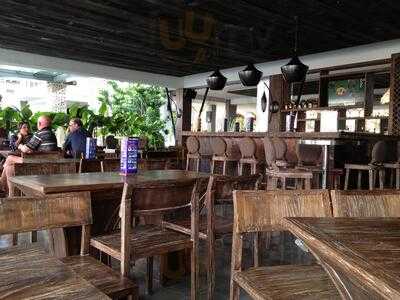 Pavoz Restaurant & Bar