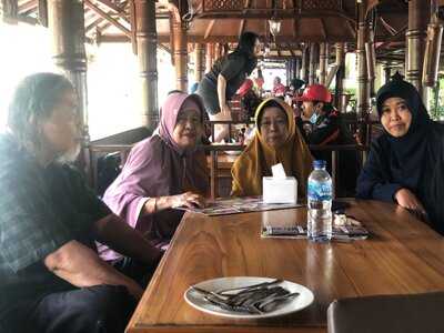 Wisata Warung Wareg