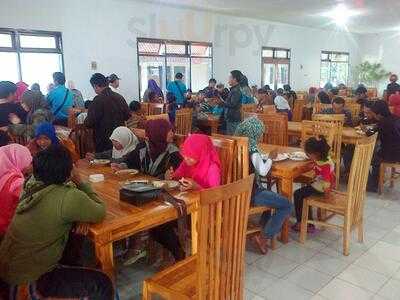 Mahajaya Diponegoro Oleh-oleh & Resto