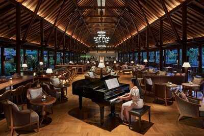 Piano Lounge