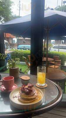 Street 32 Cocktail Bar & Eatery