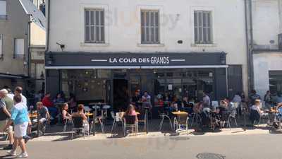 La Cour Des Grands, Tours