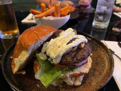 Hbk Burger, Aventura