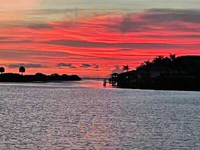 Finn's Dockside Bar & Grill