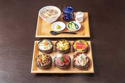 牛ホルモンと鮮魚 牛富屋 代々木八幡店