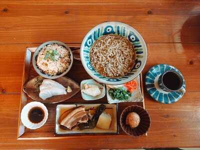 沖縄そばと地魚料理　上原そば